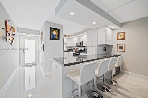 Condo in Pembroke Pines, Florida, 2 bedrooms  № 1694276 - photo 4