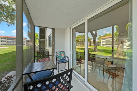 Condo in Pembroke Pines, Florida, 2 bedrooms  № 1694276 - photo 12