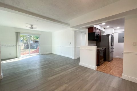 House in Tamarac, Florida 4 bedrooms, 122.35 sq.m. № 1740106 - photo 5