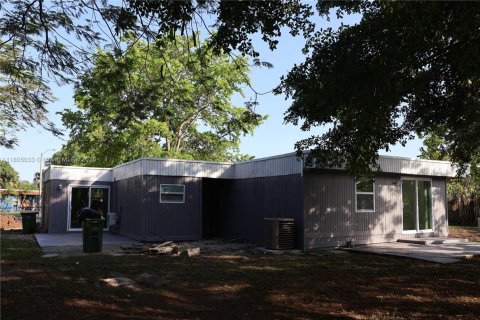 House in Tamarac, Florida 4 bedrooms, 122.35 sq.m. № 1740106 - photo 11