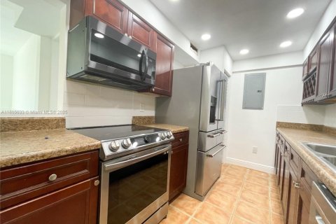 House in Tamarac, Florida 4 bedrooms, 122.35 sq.m. № 1740106 - photo 9