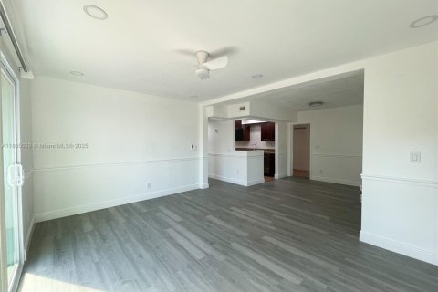 House in Tamarac, Florida 4 bedrooms, 122.35 sq.m. № 1740106 - photo 4