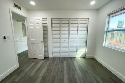 House in Tamarac, Florida 4 bedrooms, 122.35 sq.m. № 1740106 - photo 17
