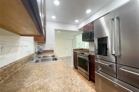 House in Tamarac, Florida 4 bedrooms, 122.35 sq.m. № 1740106 - photo 8