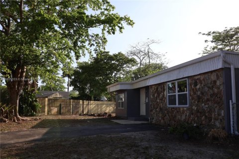 House in Tamarac, Florida 4 bedrooms, 122.35 sq.m. № 1740106 - photo 3