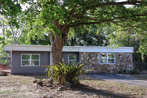 House in Tamarac, Florida 4 bedrooms, 122.35 sq.m. № 1740106 - photo 2