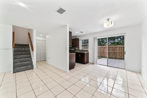 Снять в аренду таунхаус в Майами-Гарденс, Флорида 3 спальни, 138.52м2, № 1963321 - фото 5