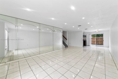 Снять в аренду таунхаус в Майами-Гарденс, Флорида 3 спальни, 138.52м2, № 1963321 - фото 4
