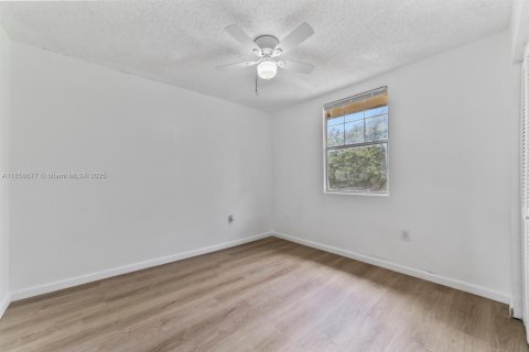Снять в аренду таунхаус в Майами-Гарденс, Флорида 3 спальни, 138.52м2, № 1963321 - фото 25