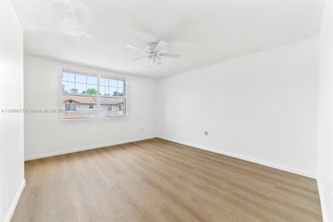 Снять в аренду таунхаус в Майами-Гарденс, Флорида 3 спальни, 138.52м2, № 1963321 - фото 15