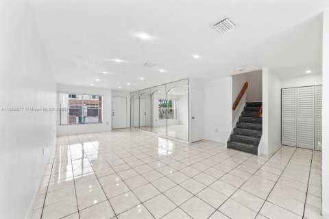 Снять в аренду таунхаус в Майами-Гарденс, Флорида 3 спальни, 138.52м2, № 1963321 - фото 13