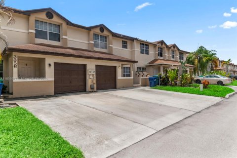 Снять в аренду таунхаус в Майами-Гарденс, Флорида 3 спальни, 138.52м2, № 1963321 - фото 2