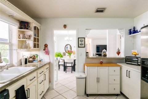 Casa en venta en Hialeah, Florida, 4 dormitorios, 125.05 m2 № 1970408 - foto 6