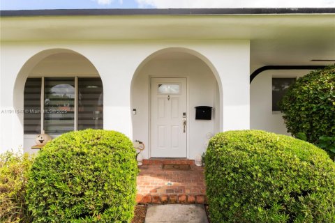 Casa en venta en Hialeah, Florida, 4 dormitorios, 125.05 m2 № 1970408 - foto 3