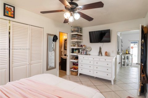 Casa en venta en Hialeah, Florida, 4 dormitorios, 125.05 m2 № 1970408 - foto 11