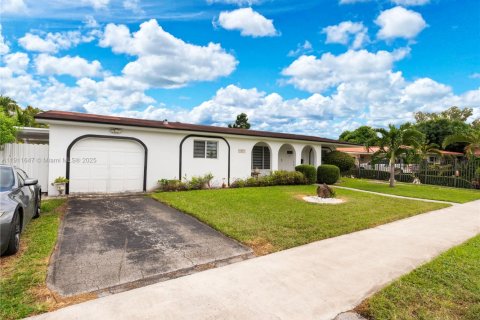 Casa en venta en Hialeah, Florida, 4 dormitorios, 125.05 m2 № 1970408 - foto 20