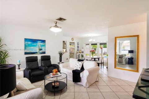 Casa en venta en Hialeah, Florida, 4 dormitorios, 125.05 m2 № 1970408 - foto 5