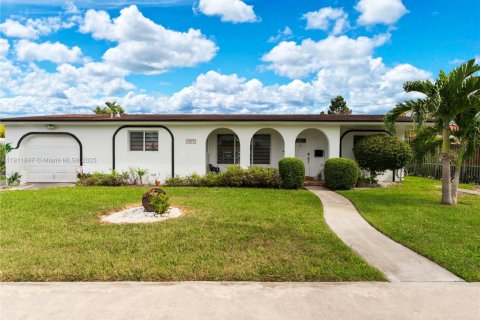 Casa en venta en Hialeah, Florida, 4 dormitorios, 125.05 m2 № 1970408 - foto 2