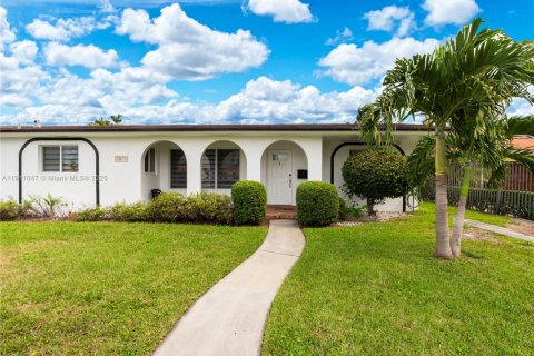 Casa en venta en Hialeah, Florida, 4 dormitorios, 125.05 m2 № 1970408 - foto 21