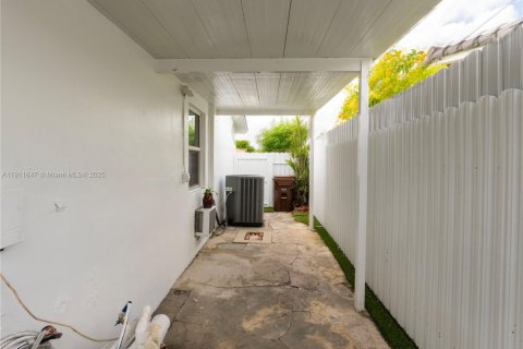 Casa en venta en Hialeah, Florida, 4 dormitorios, 125.05 m2 № 1970408 - foto 19