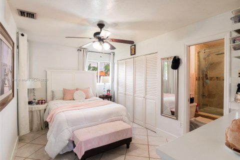 Casa en venta en Hialeah, Florida, 4 dormitorios, 125.05 m2 № 1970408 - foto 10