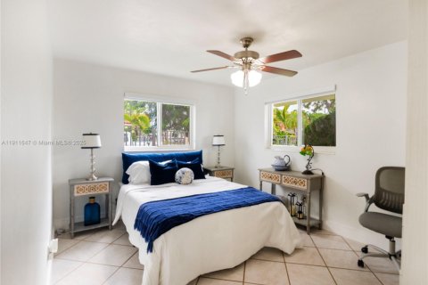 Casa en venta en Hialeah, Florida, 4 dormitorios, 125.05 m2 № 1970408 - foto 8
