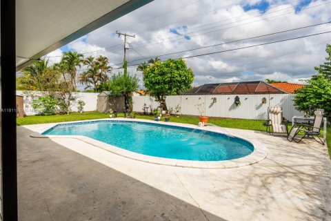 Casa en venta en Hialeah, Florida, 4 dormitorios, 125.05 m2 № 1970408 - foto 18