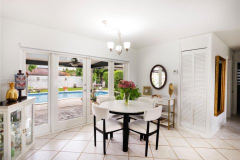 Casa en venta en Hialeah, Florida, 4 dormitorios, 125.05 m2 № 1970408 - foto 4