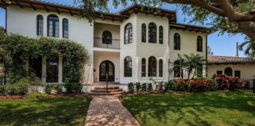 Villa ou maison à Saint Petersburg, Floride 4 chambres, 387.31 m2 № 1797801