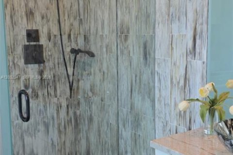 Condo in Miami Beach, Florida, 2 bedrooms  № 2087133 - photo 25