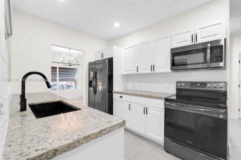 House in Miami, Florida 4 bedrooms, 109.53 sq.m. № 2044332 - photo 23