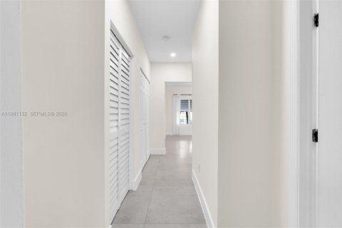House in Miami, Florida 4 bedrooms, 109.53 sq.m. № 2044332 - photo 19
