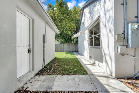 House in Miami, Florida 4 bedrooms, 109.53 sq.m. № 2044332 - photo 9