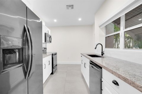 House in Miami, Florida 4 bedrooms, 109.53 sq.m. № 2044332 - photo 24