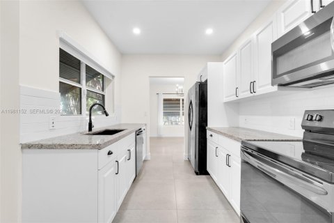 House in Miami, Florida 4 bedrooms, 109.53 sq.m. № 2044332 - photo 21