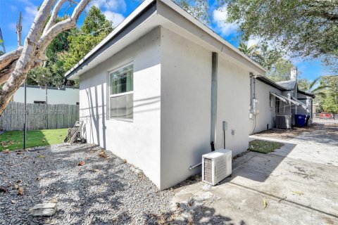 House in Miami, Florida 4 bedrooms, 109.53 sq.m. № 2044332 - photo 11