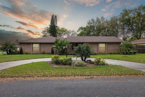 House in Auburndale, Florida 4 bedrooms, 237.46 sq.m. № 1548370 - photo 1