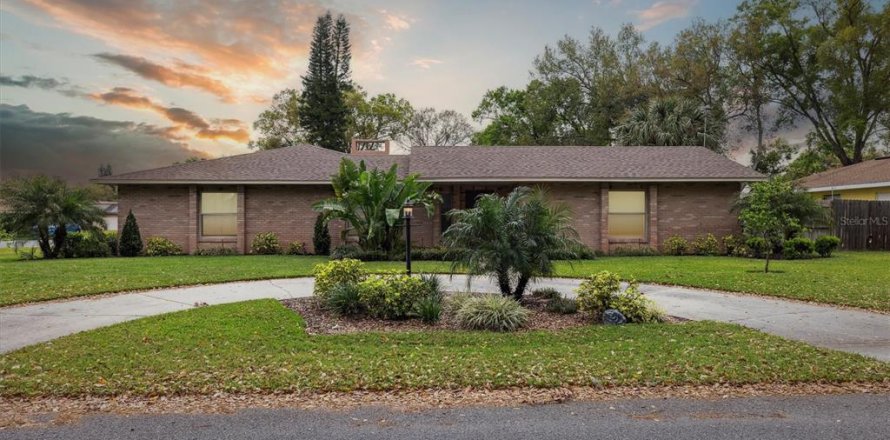 House in Auburndale, Florida 4 bedrooms, 237.46 sq.m. № 1548370