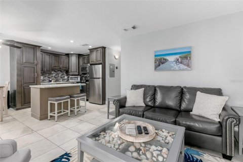 Condo in Saint Pete Beach, Florida, 2 bedrooms № 2399094 - photo 9