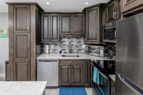 Condo in Saint Pete Beach, Florida, 2 bedrooms № 2399094 - photo 15