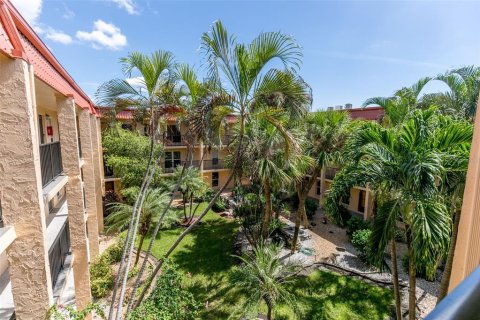 Condo in Saint Pete Beach, Florida, 2 bedrooms № 2399094 - photo 29