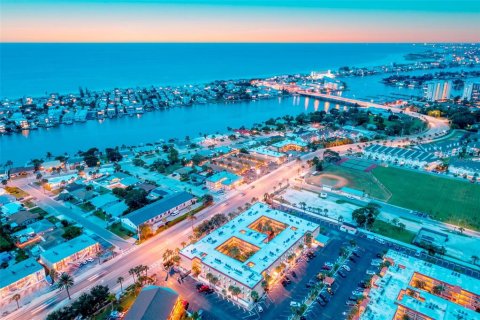 Condo in Saint Pete Beach, Florida, 2 bedrooms № 2399094 - photo 2