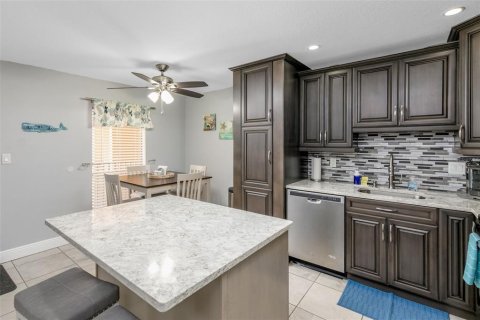 Condo in Saint Pete Beach, Florida, 2 bedrooms № 2399094 - photo 16