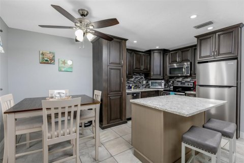 Condo in Saint Pete Beach, Florida, 2 bedrooms № 2399094 - photo 12