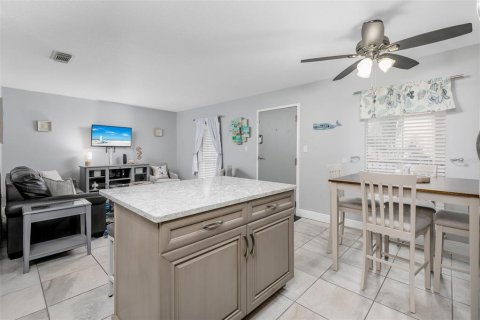 Condo in Saint Pete Beach, Florida, 2 bedrooms № 2399094 - photo 17