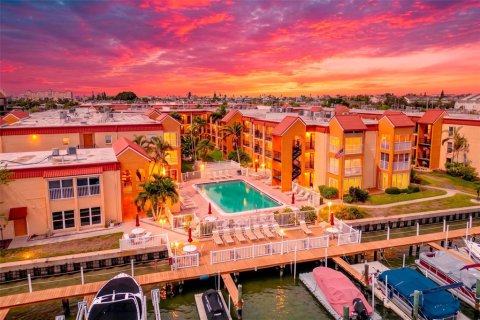 Condo in Saint Pete Beach, Florida, 2 bedrooms  № 2399094