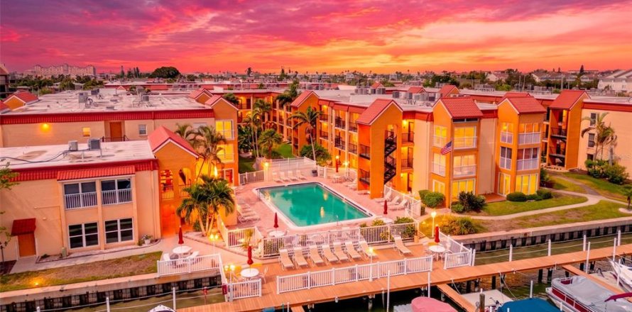 Condo in Saint Pete Beach, Florida, 2 bedrooms № 2399094
