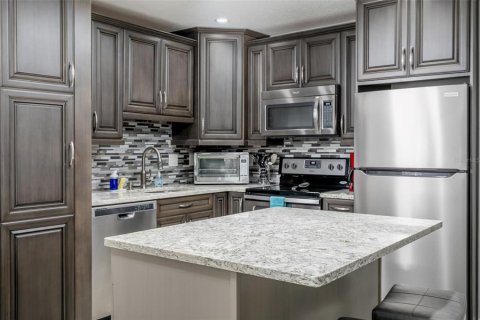 Condo in Saint Pete Beach, Florida, 2 bedrooms № 2399094 - photo 13