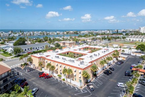 Condo in Saint Pete Beach, Florida, 2 bedrooms № 2399094 - photo 30