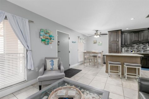 Condo in Saint Pete Beach, Florida, 2 bedrooms № 2399094 - photo 10
